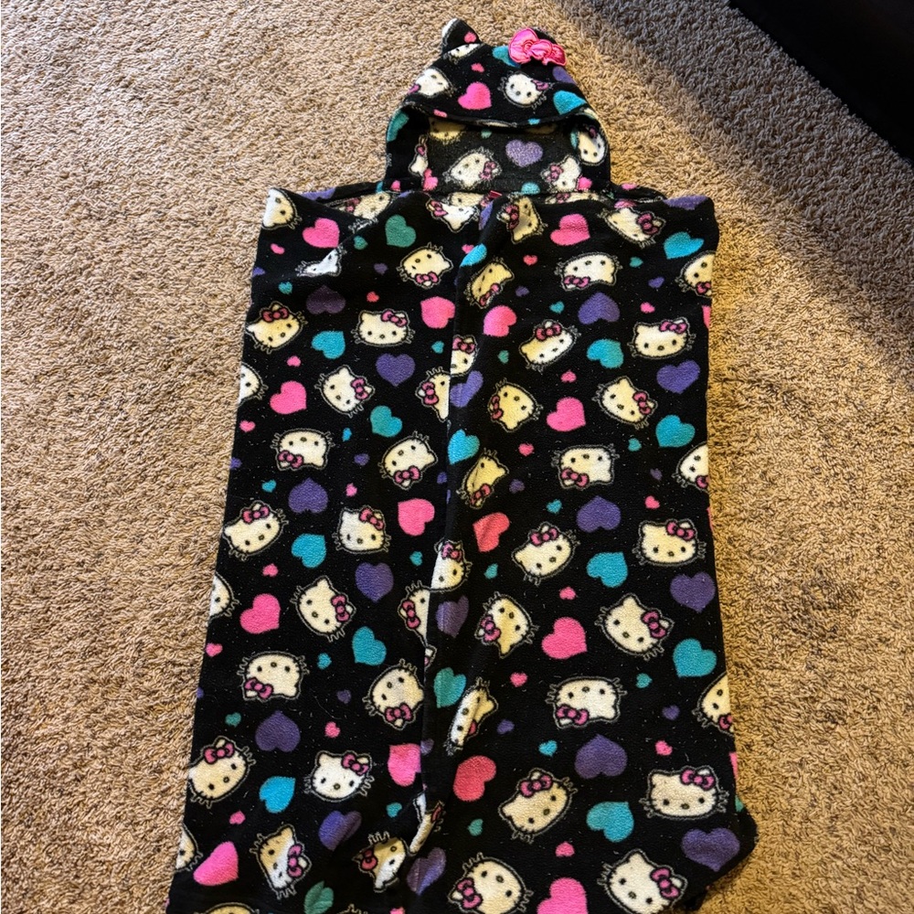 Hello Kitty Hooded Blanket with Hearts for kids